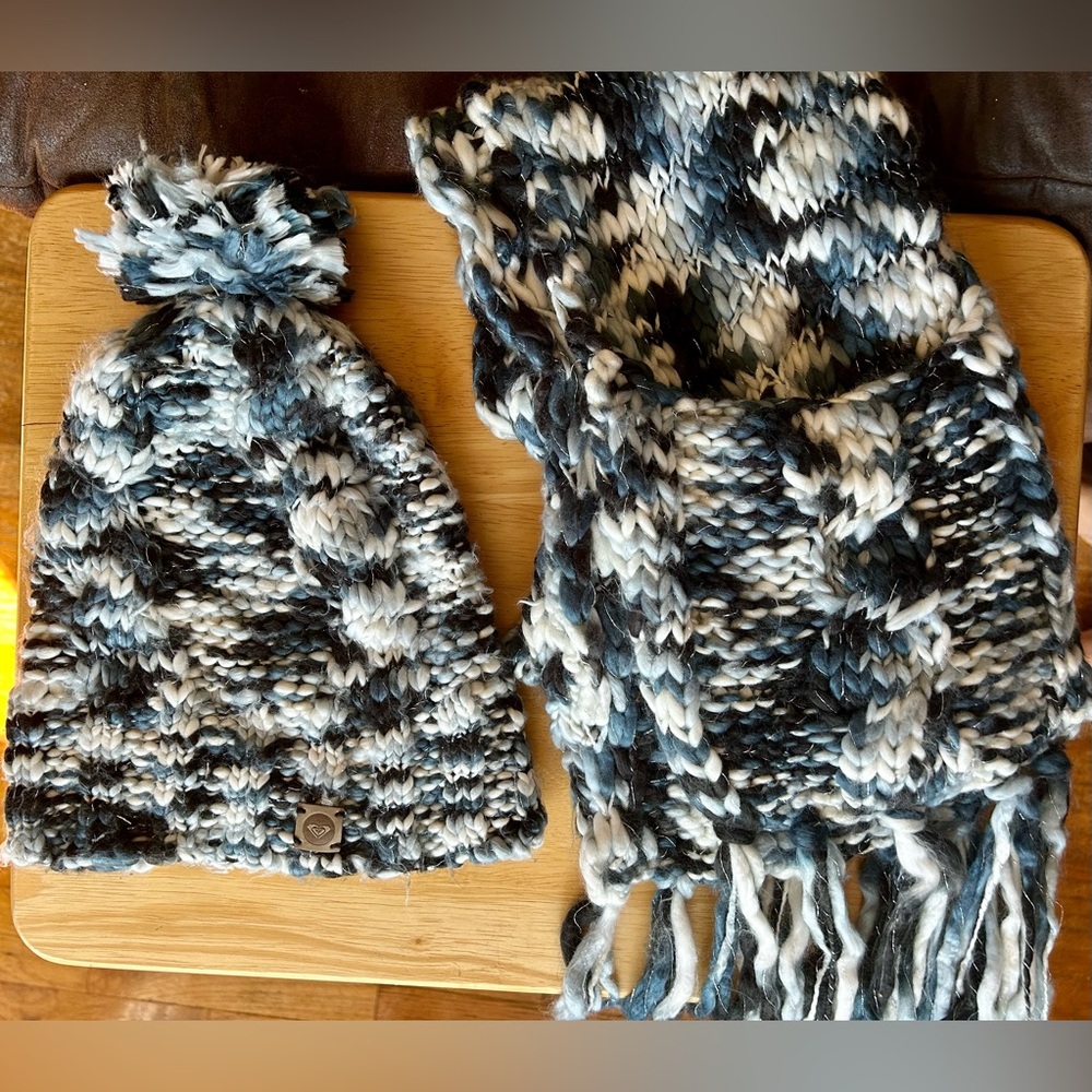 Roxy Knit Beanie and Scarf Set